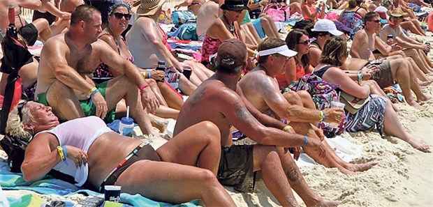 USA hinken bei Sonnencremes hinterher Spaß in der Sonne – mit Sonnenschutz von gestern. Am Strand von Perdido Key in Florida.