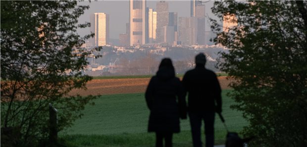 Diese Grundrechte sollen Corona-Geimpfte zurück erhalten Spazieren, wann man will – hier mit Blick auf die Frankfurter Skyline: Das Bundesjustizministerium hat einen Verordnungsentwurf vorgelegt, der Erleichterungen bei Kontakt- und Ausgangsbeschränkungen für COVID-Genesene und Geimpfte vorsieht.