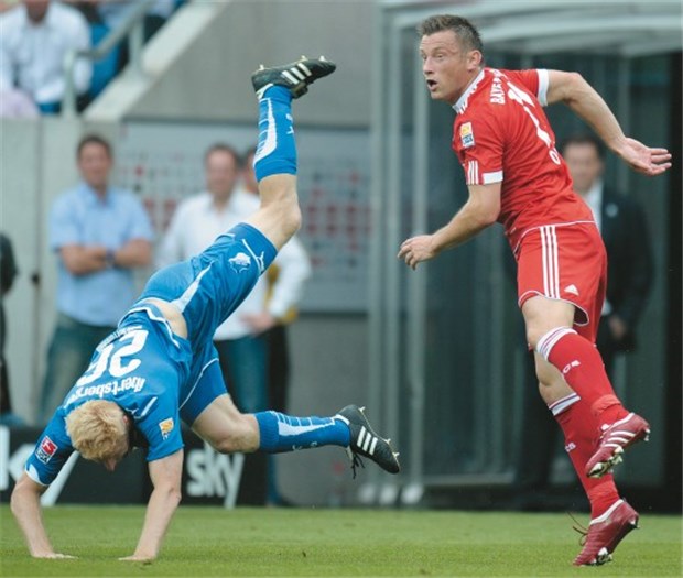Der DFB will den Kampf gegen Doping forcieren Spektakulärer Flug: Bundesligaprofi Andreas Ibertsberger von TSG Hoffenheim kam im Februar 2009 verspätet zu einer Dopingkontrolle. Er war unschuldig, sein Fall sorgte aber dennoch für Veränderungen im Kontrollsystem. © dpa (2)