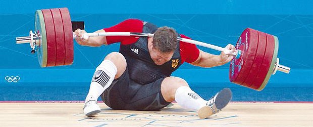 Der etwas andere Olympia-Rückblick Spektakulärer Unfall: der deutsche Heber Matthias Steiner kann das Gewicht nicht halten, die Hantel fällt ihm in den Nacken.