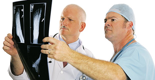 Spezialärzte: Kooperation oder Konkurrenz? Spezialärzte sollen es richten: Arbeiten Klinikärzte und niedergelassene Ärzte bald besser zusammen?