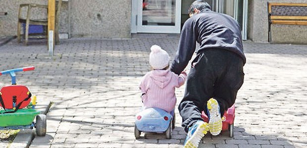 Hilfe für drogenabhängige Eltern Spielen auf dem Hof: In der Einrichtung sollen Drogenabhängige lernen, mit ihren Kindern umzugehen.