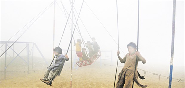 Dreckige Luft bringt Millionen den Tod Spielen im Smog: Extreme Luftverschmutzung in Lahore (Pakistan) im November.
