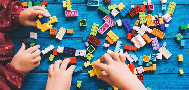 Spielen mit Klemmbausteinen: Es kommt vor, dass sich Kinder solche Kleinteile in die Nase stecken. Wie können sie am besten wieder entfernt werden?