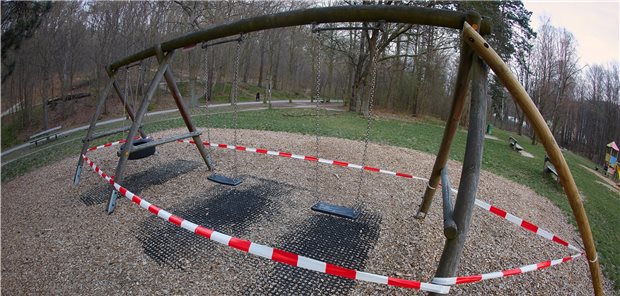 Kinder sind in Corona-Pandemie zu kurz gekommen Abgesperrte Schaukel auf einem Spielplatz.