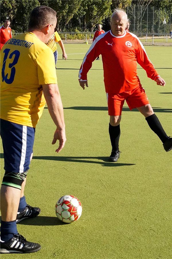 Walking Football – entschleunigter Gesundheitssport für Ältere Spieler vom SC Siemensstadt (gelbes Trikot) und vom TSV Mariendorf (in rot) spielen Walking Football.