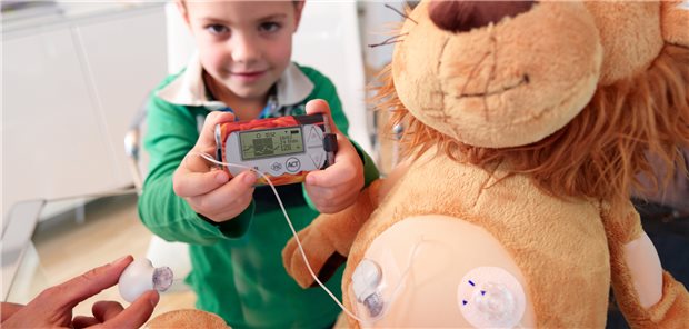 Spielerisch lernen Kinder, mit moderner Diabetestechnik umzugehen. (Symbolbild mit Fotomodell)