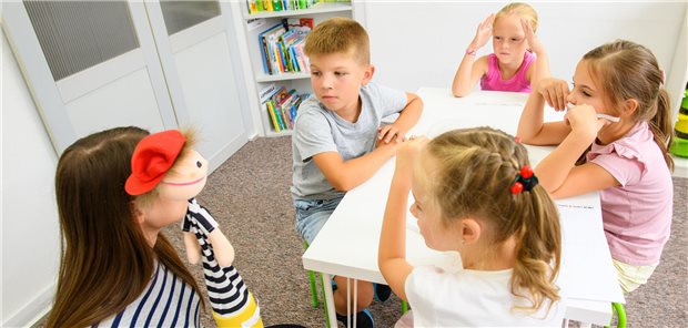 Niedersachsen: KV-Vertreter fordern Präventionsprogramm für Kinder Spielerisch psychische Belastungen wie Ängste aufarbeiten. Für Kinder, die unter Corona-Folgen leiden, müssen dringend mehr Gruppentherapieangebote her, meint die Vertreterversammlung der KV Niedersachsen. (Motiv mit Fotomodellen)
