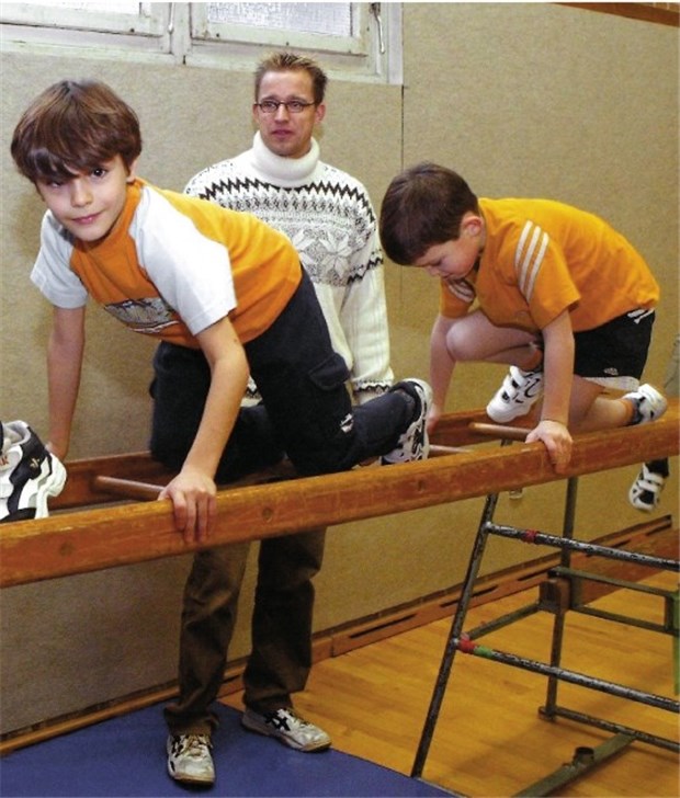 Viele Schulkinder im Südwesten haben Haltungsschwächen Spielerisch zu einem starken Rücken: Kinder klettern auf einer Leiter.