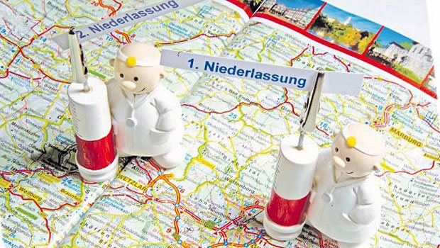 Spielfiguren auf einer Landkarte: In Brandenburg können Ärzte auch für die Gründung oder Weiterführung einer Zweigpraxis Zuschüsse erhalten.