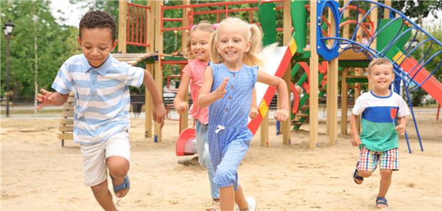 Spielplatz ist besser als Pandemie: Der Verlust sozialer Kontakte während der Pandemie hat Spuren in den Seelen junger Menschen hinterlassen.