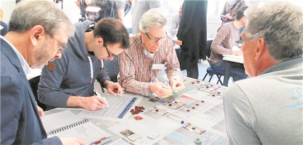 Chirurgen sollen Terroropfer besser versorgen Spielsteine, Ereigniskarten, Lebenspunkte: Die Chirurgen üben bei einem Planspiel die Patientenversorgung.
