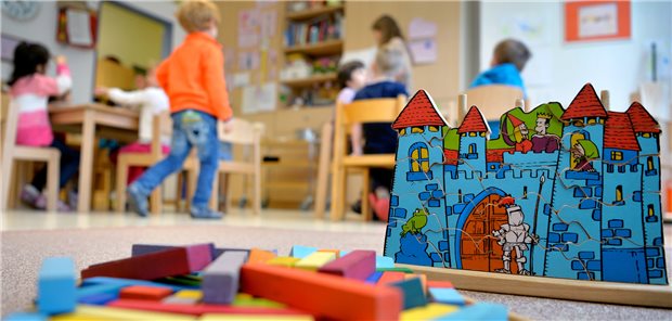 Spielzeug liegt in einer Kindertagesstätte auf dem Boden. Im Jahr 2020 hat nur etwa jedes vierte (23 Prozent) armutsgefährdete Kind unter drei Jahren einen Betreuungsplatz in einer Kita gefunden.