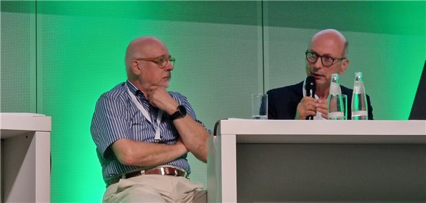 Spifa-Vorsitzender Dirk Heinrich und BIÖG-Leiter Johannes Nießen diskutieren  beim Hauptstadtkongress
