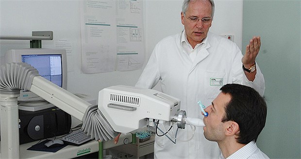 Normale Lungenfunktion und trotzdem COPD-krank? Spirometrie: Die Untersuchung reicht womöglich nicht zur COPD-Diagnose.