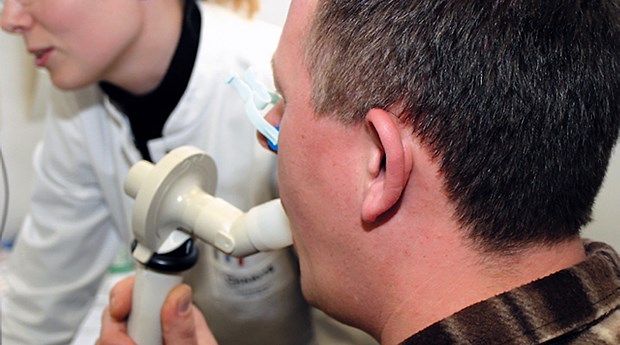 Spirometrische Kontrolle der Lungenfunktion.