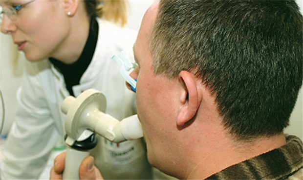 Atemwegsbeschwerden im Beruf? Arbeitsanamnese ist unerlässlich Spirometrische Kontrolle der Lungenfunktion bei einem Patienten mit Verdacht auf allergisches Asthma bronchiale.