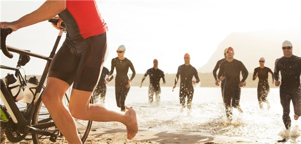 Menschen laufen am Strand