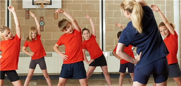 Sportlehrer müssen Erste Hilfe können Sport mit Kindern – für Lehrer mit einer besonderen Verantwortung verknüpft, wenn es zu einem Unfall kommt.