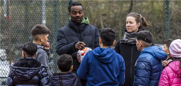 Wie Gesundheitsversorgung und Sozialarbeit im Kiez funktioniert Sport und Gesundheitsberatung im Kiez. Sport-Trainer João Lukoki genießt das Vertrauen der jungen Besucher. Ernährungsberatung gibt es bei ihm zum Training dazu.