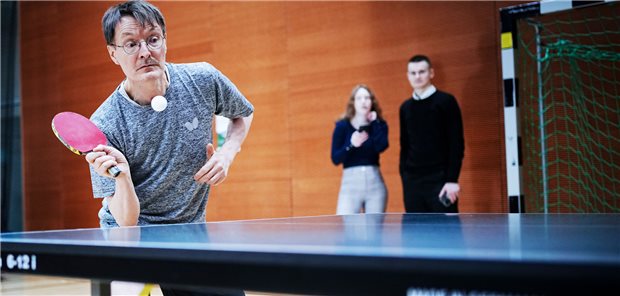 Sportlich aktiv: Bundesgesundheitsminister Lauterbach an der Platte. Er spielte im Dezember 2022 bei einem Tischtennis-Benefizturnier für Parkinson-Erkrankte in der Sporthalle des Bundestags.