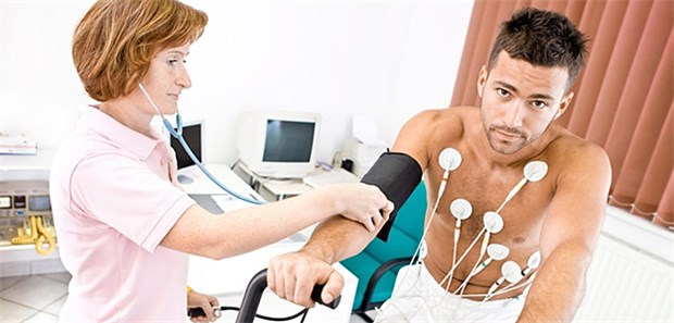 Selbstzahlerleistungen erhöhen Behandlungsqualität Sportuntersuchung: Das EKG im Rahmen der Prävention gehört zu den typischen IGeL-Angeboten.
