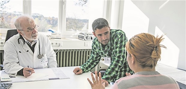 Niedergelassene Ärzte mit Sprachkenntnissen sind die erste Anlaufstelle Sprachbarriere: Vielerorts helfen Dolmetscher oder private Begleiter bei der Arzt-Patienten-Kommunikation.