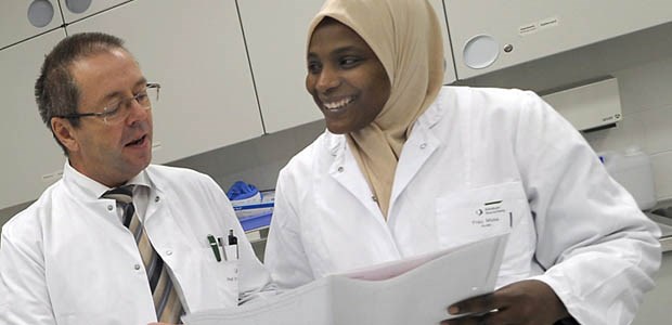 Deutsche Sprache, schwere Sprache Sprachtest als Hindernis: Eine sudanesische Ärztin und ihr Tutor pauken in einem Klinikum in Braunschweig Deutsch.