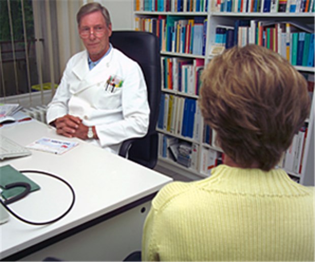 Patienten lechzen nach Informationen Sprechstunde beim Arzt: Es klafft eine kritische Informationslücke zwischen Arzt und Patient.
