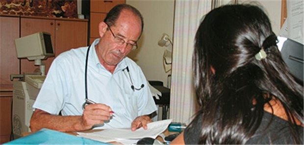 Retter der vergessenen Menschen in Israel Sprechstunde während dem Feierabend: Professor Zvi Bentwich in der offenen Klinik in Jaffa.
