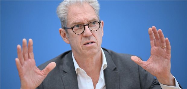 Andreas Gassen im grauen Anzug gestikuliert mit den Händen.