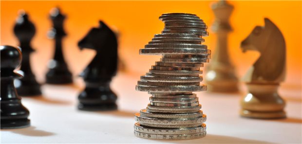 Münzen geformt und aufgestapelt wie Schachfiguren.