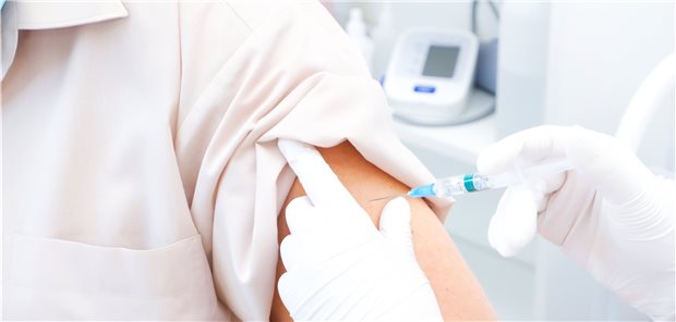 Ethikrat für Prüfung einer berufsbezogenen Corona-Impfpflicht Spritze im Arm: Wenn es nach dem Deutschen Ethikrat geht, soll die Corona-Impfung für ärztliches und pflegerisches Personal verpflichtend sein.