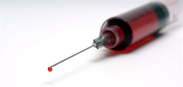 Mit Prophylaxe nach Exposition warten? Spritze mit infiziertem Blut? Eine Gefahrenquelle für Ärzte und Pfleger.