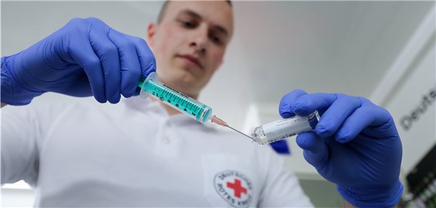 Spahn will Heilkunde für Notfallsanitäter – und MTA-Gesetz reformieren Spritze vom Notfallsanitäter: Gesundheitsminister Spahn will ihnen mehr Rechtssicherheit einräumen.