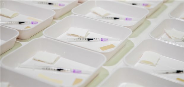 Spritzen mit dem BioNTech-Pfizer-Impfstoff im Corona-Impfzentrum Messe Berlin: Für Arztpraxen stehen in der Woche zum Monatswechsel gut 2,6 Millionen Dosen von Comirnaty zur Verfügung.