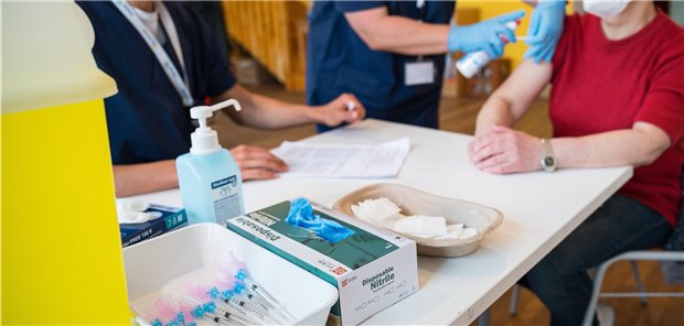Erste Bundesländer knacken Marke von 50 Prozent vollständig Geimpfter Spritzen mit dem Impfstoff Comirnaty, hier in einer Einrichtung im Saarland: Dort und in Bremen sind schon mehr als 50 Prozent der Bevölkerung vollständig geimpft.