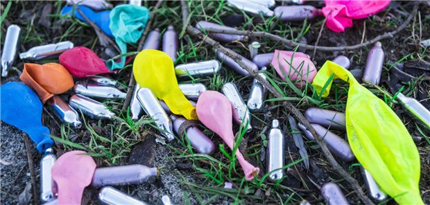 Spuren einer Party mit Lachgas? Die Freizeitdroge ist legal und einfach zu bekommen. Allerdings kann eine langfristige Nutzung zu neurologischen Problemen führen.