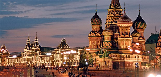 Kreml-Börse lockt Schnäppchenjäger St. Basil Kathedrale in Moskau: Auf der russischen Wirtschaft liegt aktuell weniger Glanz. Allerdings erwarten Experten keine Rezession sondern im Gegenteil auch dieses Jahr Wachstum .