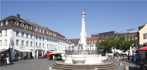 Corona-Kontaktnachverfolgung im Saarland ist verfassungswidrig St. Johanner Markt in Saarbrücken: EIn beliebter Treffpunkt für Kneipenbummler.
