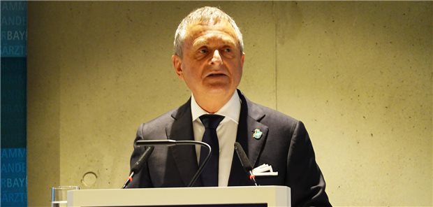 Staatlich regulierter Anspruch auf ein Medikament statt Verordnung nach ärztlicher Indikation: Der Präsident der bayerischen Landesärztekammer Dr. Gerald Quitterer beim 83. Bayerischen Ärztetag.