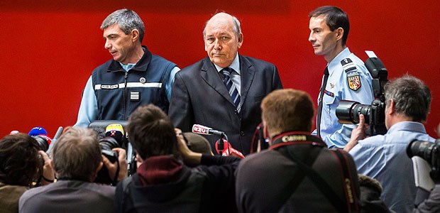 Schumacher fuhr nicht zu schnell Staatsanwalt Patrick Quincy (M.) berichtet über die Ermittlungsergebnisse im Zusammenhang mit dem Skiunglück von Michael Schumacher.
