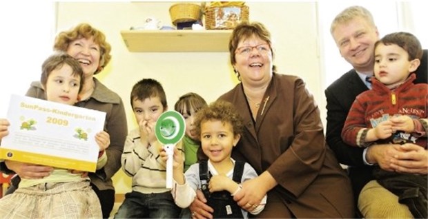 Erster Sonnenschutzkindergarten ausgezeichnet Staatsekretärin Marion Caspers-Merk (M.) übergab dem Berliner INA.KINDER.GARTEN die Auszeichnung "Sonnenschutzkindergarten".