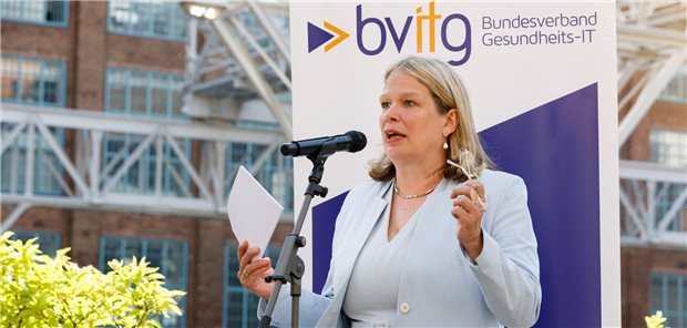 Staatssekretärin Dr. Antje Draheim beim bvitg-Sommerfest in Berlin: Ein oder zwei digitale Identitäten für die Bürger sollten ausreichen, mehr müssen es nicht sein.