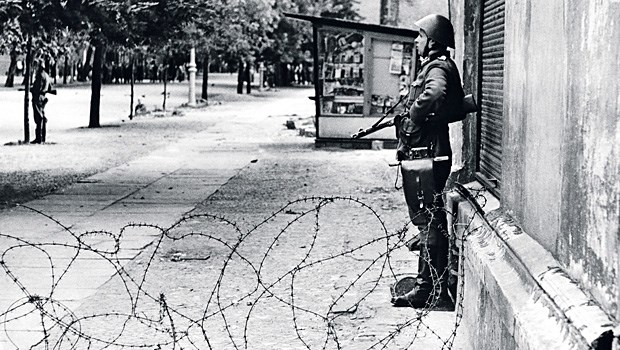 Der Tag, der Berlin Trennung und Leid brachte Stacheldraht in Berlin als Zeichen der Trennung: Das Provisorium zeigte ab dem 13. August die Aufteilung der Stadt. Später entstand hier die Mauer.