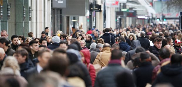 Das Foto zeigt Menschen auf der Königsallee in Düsseldorf.