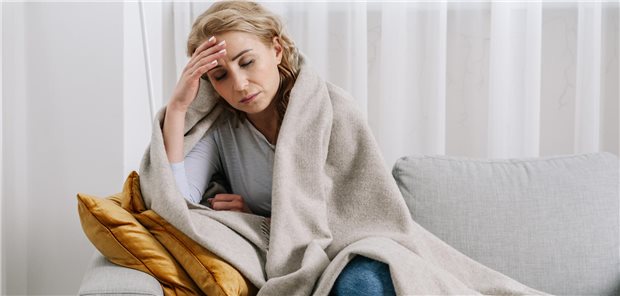 Ständig müde und ausgelaugt: Menschen mit Long-Covid sind oft durch ME/CFS erheblich körperlich beeinträchtigt. (Symbolbild mit Fotomodell)