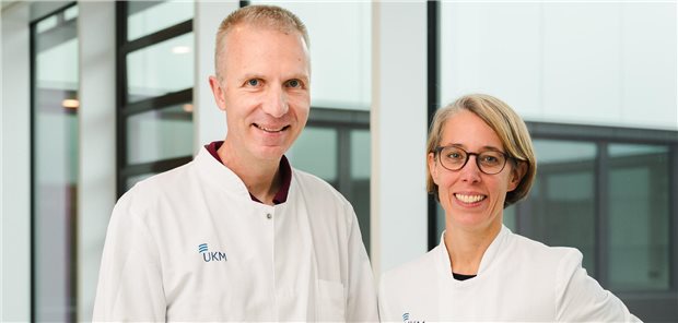 Münster: Mareike Möllers leitet Geburtshilfe und Pränatalmedizin am Uniklinikum Staffelübergabe: Professor Ralf Schmitz und seine Nachfolgerin Dr. Mareike Möllers.