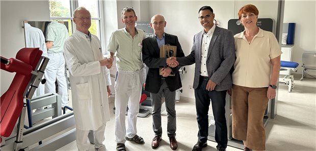 Staffelübergabe im Diakonie Krankenhaus Kirn: Rudolf Benz (links) übernimmt die Nachfolge von Dr. Bernd Brunk (Mitte). Das Krankenhausdirektorium mit Ärztlichem Direktor Dr. Christoph von Buch (2. von links), Krankenhausdirektor Manuel Seidel (2. von rechts) und Pflegedirektorin Jutta Magmer-Melaas (rechts) bei der Verabschiedungs- beziehungsweise Begrüßungsfeier.