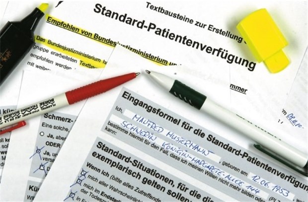 Bundestag ringt um Gesetz zu Verfügungen Standard-Patientenverfügung: Drei Parlamentariergruppen wollen Verbindlichkeit und Reichweite der Verfügungen jetzt gesetzlich regeln.